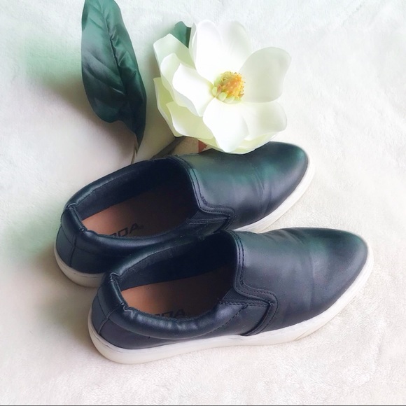 Size 6 Soda sneakers - Picture 2 of 2